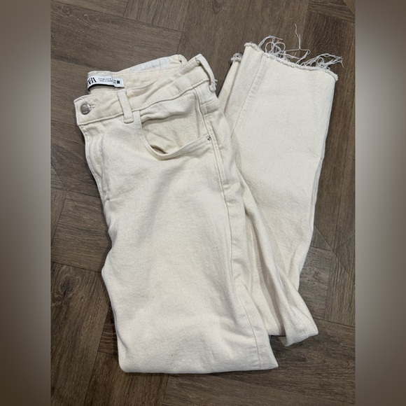 Zara Stylish Cream Jeans for Women - Picture 2 of 4